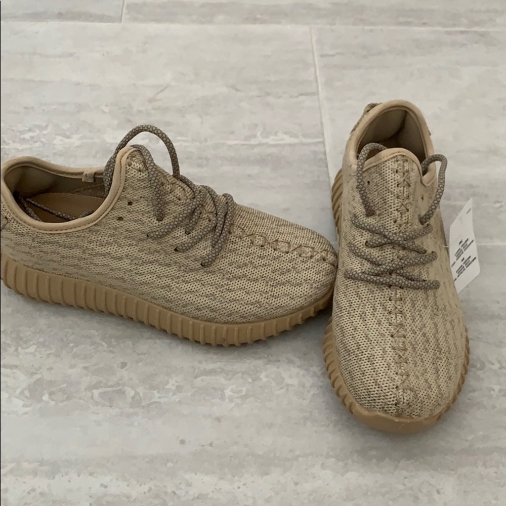 Women’s/Men’s sneakers. Tan sz 5.